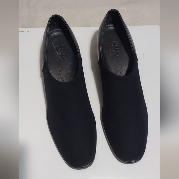 Munro Black Loafers 1” heel - Picture 1 of 6